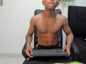 Runarunapi – webcam model profile photo Image 11