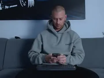 travonidas – webcam model profile photo Image 3