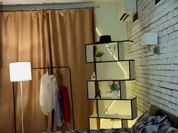 CurlyElisa – webcam model profile photo Image 3