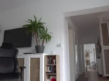 Yaya--728 – webcam model profile photo Image 2