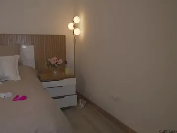 IORio2 – webcam model profile photo Image 6