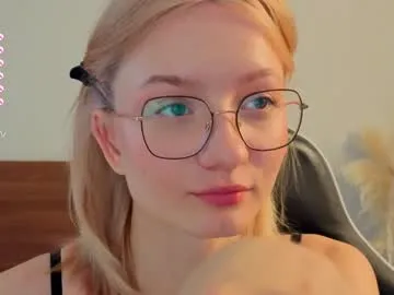 STRIP_GLOW – webcam model profile photo Image 7