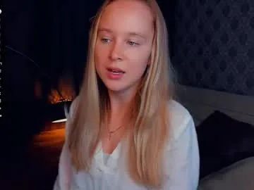 helenamoeller – webcam model profile photo Image 3