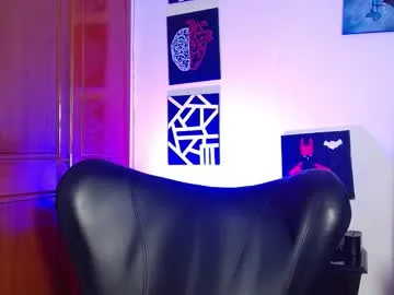 travonidas – webcam model profile photo Image 5