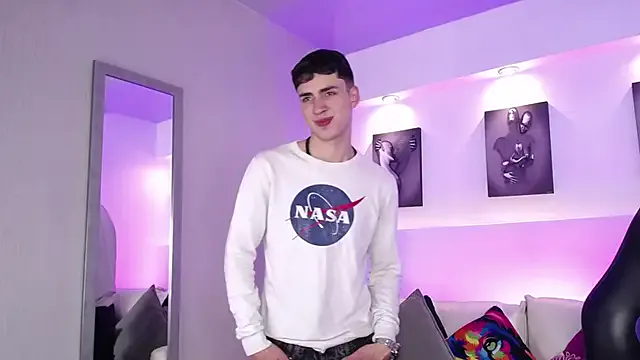 travonidas – webcam model profile photo Image 11