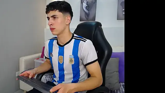 travonidas – webcam model profile photo Image 3