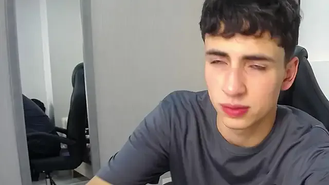 travonidas – webcam model profile photo Image 5