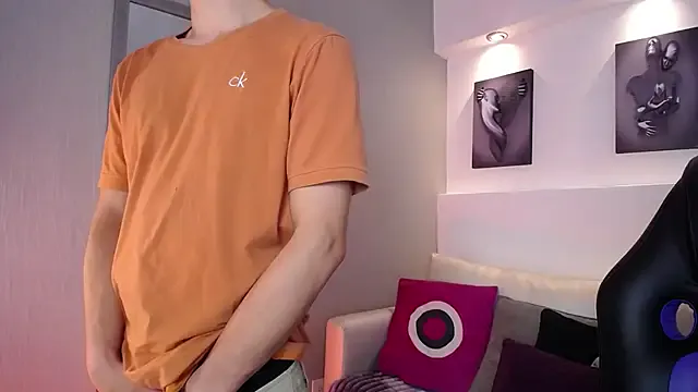 travonidas – webcam model profile photo Image 6