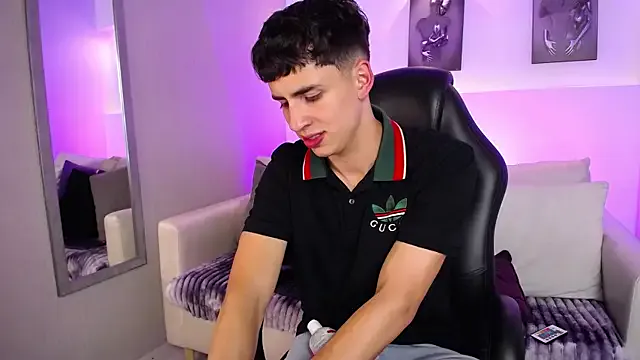 travonidas – webcam model profile photo Image 8