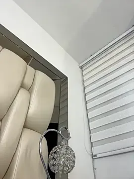 STRIP_GLOW – webcam model profile photo Image 15