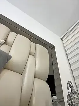 STRIP_GLOW – webcam model profile photo Image 19