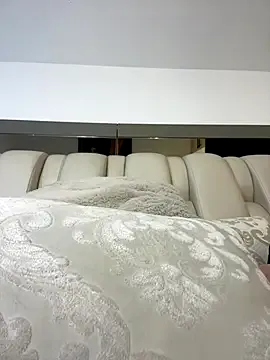 STRIP_GLOW – webcam model profile photo Image 2