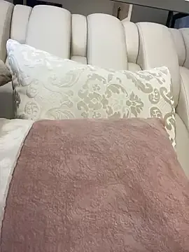 STRIP_GLOW – webcam model profile photo Image 3