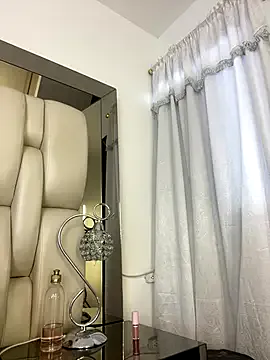 STRIP_GLOW – webcam model profile photo Image 4