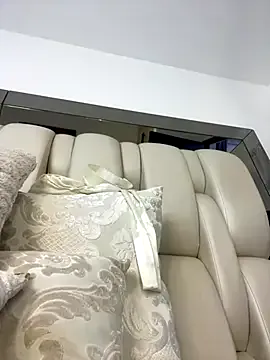 STRIP_GLOW – webcam model profile photo Image 6