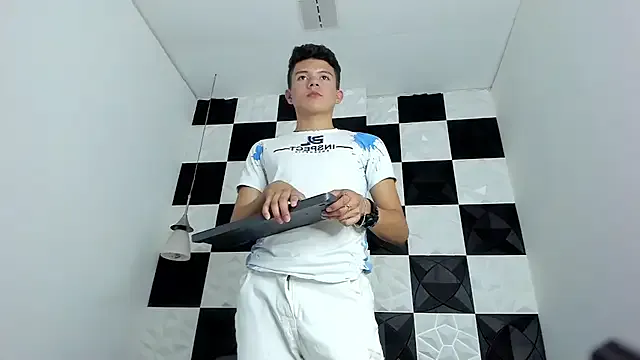 travonidas – webcam model profile photo Image 15