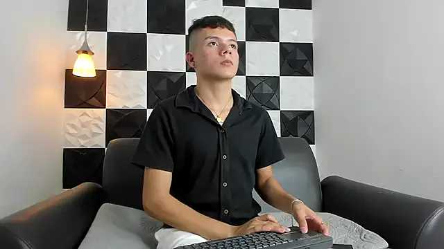 travonidas – webcam model profile photo Image 17