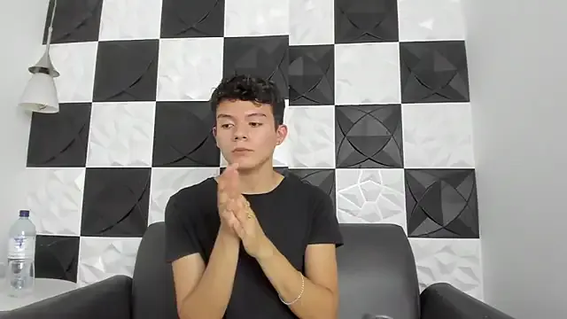 travonidas – webcam model profile photo Image 9