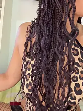luvlivvyy – webcam model profile photo Image 9