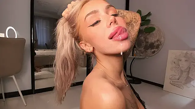 Runarunapi – webcam model profile photo Image 7