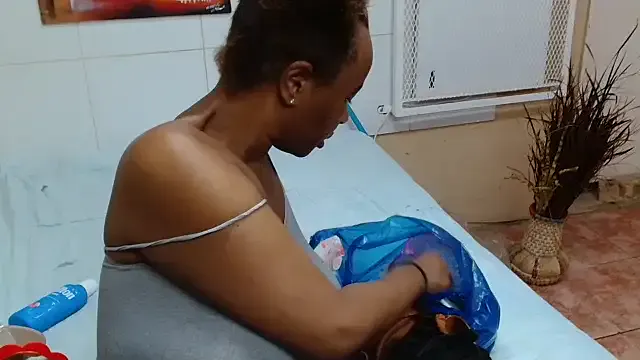 TweetiePieXXX – webcam model profile photo Image 5