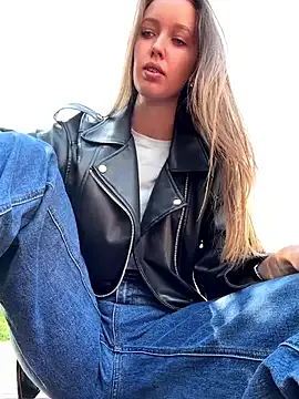 Runarunapi – webcam model profile photo Image 11