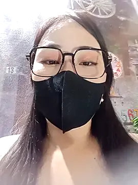 Emily-Nguyen live broadcast