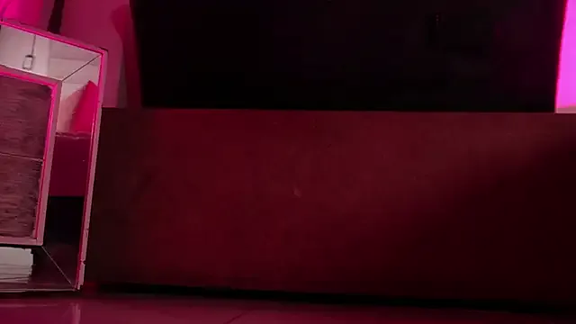 Runarunapi – webcam model profile photo Image 7