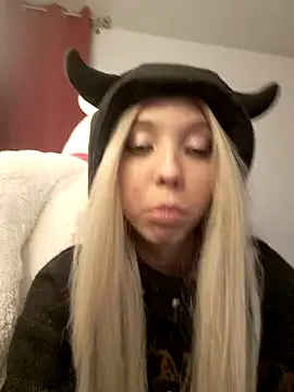 LittleMissEeve – webcam model profile photo Image 6