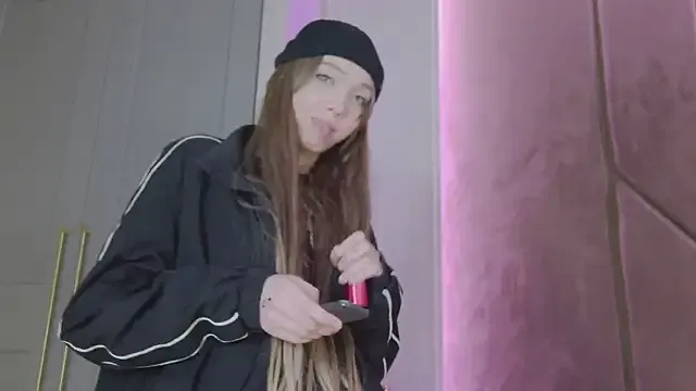 LittleMissEeve – webcam model profile photo Image 8