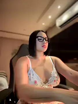 4U143 – webcam model profile photo Image 10