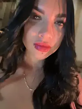 4U143 – webcam model profile photo Image 5