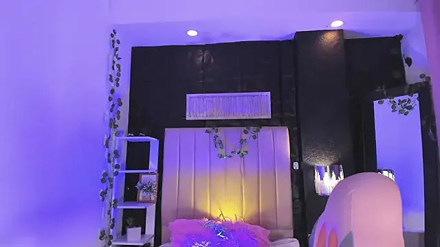 Yaya--728 – webcam model profile photo Image 9