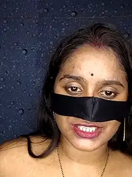 emyii – webcam model profile photo Image 3