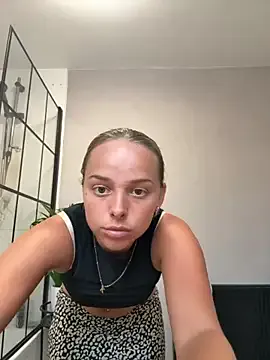 aviebby – webcam model profile photo Image 3