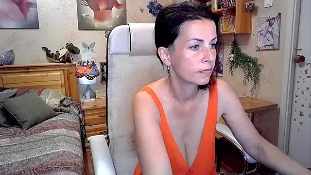 MilaBee – webcam model profile photo Image 10