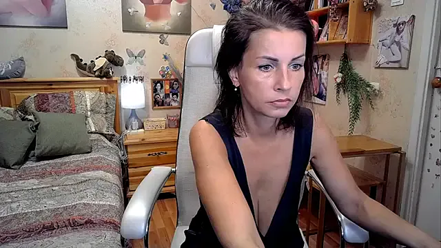MilaBee – webcam model profile photo Image 17
