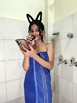 emyii – webcam model profile photo Image 5