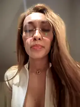 camille-w – webcam model profile photo Image 16