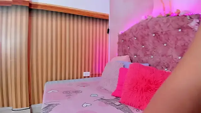 MOMO_ROSE – webcam model profile photo Image 4