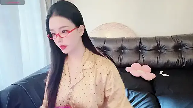 Yui-Ch – webcam model profile photo Image 2
