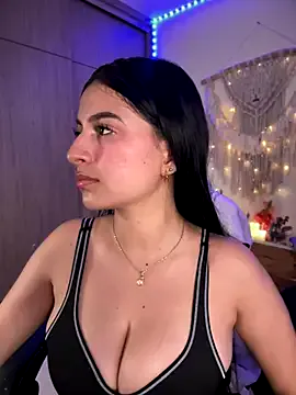 luvlivvyy – webcam model profile photo Image 12