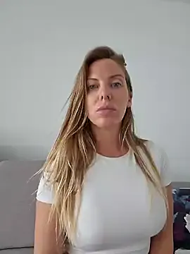 EmmieRae – webcam model profile photo Image 4