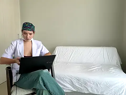 Runarunapi – webcam model profile photo Image 4