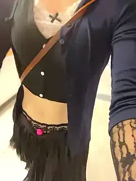 _gummies15 – webcam model profile photo Image 3