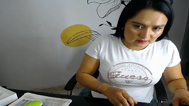 Runarunapi – webcam model profile photo Image 5