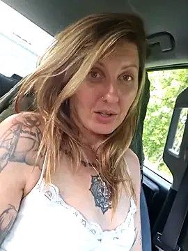 luvlivvyy – webcam model profile photo Image 12