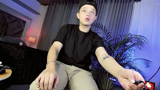 travonidas – webcam model profile photo Image 10