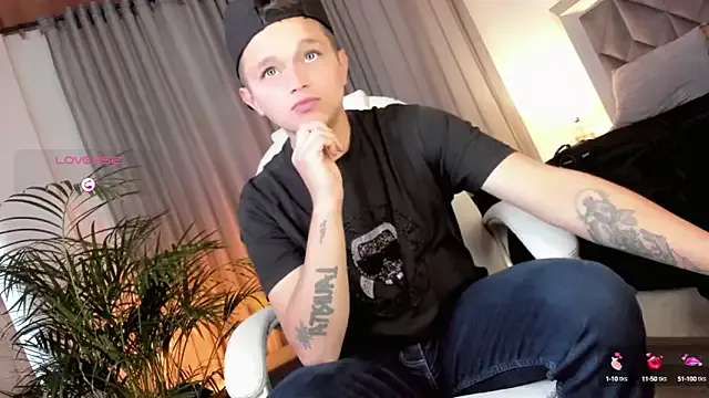 travonidas – webcam model profile photo Image 11