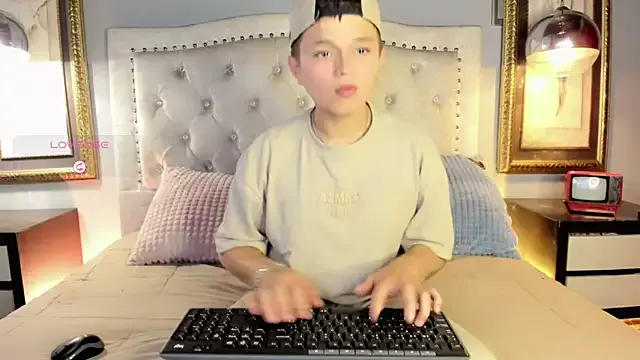 travonidas – webcam model profile photo Image 14